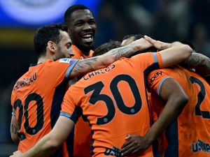Inter Milan's Dutch defender #02 Denzel Dumfries (R) celebrates with his teammates after scoring his team's third goal during the Italian Serie A football match between Inter Milan and US Salernitana at the San Siro stadium, in Milan, on February 16, 2024. (Photo by GABRIEL BOUYS / AFP)