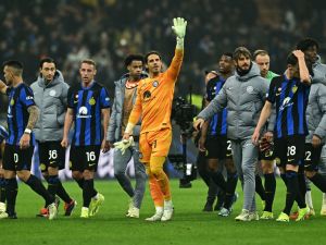Inter Milan's players celebrate at the end of the UEFA Champions League last 16 first leg football match Inter Milan vs Atletico Madrid at the San Siro stadium in Milan on February 20, 2024. Inter won 1-0. (Photo by GABRIEL BOUYS / AFP)