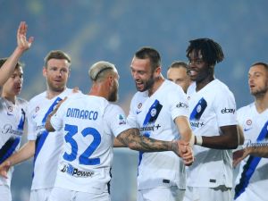 Inter Milan's Dutch defender #06 Stefan de Vrij (C) celebrates with teammates after scoring during the Italian Serie A football match between Lecce and Inter Milan at the Ettore Giardiniero stadium in Lecce, on February 25, 2024. (Photo by Carlo Hermann / AFP)