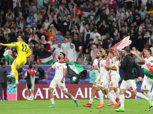 Jordan's players celebrate after defeating South Korea at the end of the Qatar 2023 AFC Asian Cup semi-final football match between Jordan and South Korea at the Ahmad Bin Ali Stadium in Al-Rayyan, west of Doha, on February 6, 2024. (Photo by Giuseppe CACACE / AFP)