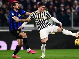 Inter Milan’s Italian defender #15 Francesco Acerbi (L) and Juventus' Serbian forward #09 Dusan Vlahovic (R) fight for the ball during the Italian Serie A football match between Juventus and Inter Milan at the Allianz Stadium in Turin, on November 26, 2023. (Photo by MARCO BERTORELLO / AFP)
