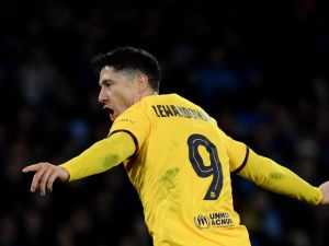 Barcelona's Polish forward #09 Robert Lewandowski celebrates after scoring a goal during the UEFA Champions League round of 16 first Leg football match between Napoli and Barcelona at the Diego-Armando-Maradona stadium in Naples on February 21, 2024. (Photo by Filippo MONTEFORTE / AFP)