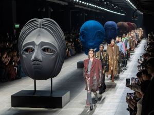 ETRO تقدم مجموعة أزياء النساء لموسم شتاء 2025 بأزياء فاخرة ومذهبة