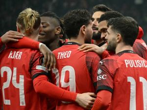 AC Milan's English midfielder #08 Ruben Loftus-Cheek (R) celebrates with teammates after scoring the team's second goal during the UEFA Europa League Last 16 first leg between AC Milan and Rennes at the San Siro Stadium in Milan. (Photo by GABRIEL BOUYS / AFP)
