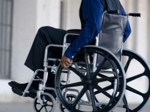 أم سعودية تقدم الرعاية بشجاعة واصرار لابنتها