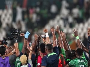 Nigeria's players celebrate after the victory at the end of the Africa Cup of Nations (CAN) 2024 quarter-final football match between Nigeria and Angola at the Felix Houphouet-Boigny Stadium in Abidjan on February 2, 2024. (Photo by FRANCK FIFE / AFP)