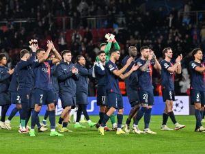 Paris Saint-Germain's players applauds the fans after winning at the end of the UEFA Champions League round of 16 first leg football match between Paris Saint-Germain (PSG) and Real Sociedad at the Parc des Princes Stadium in Paris, on February 14, 2024. (Photo by Miguel MEDINA / AFP)