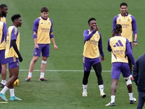 Real Madrid's Brazilian forward #07 Vinicius Junior (3R) jokes with teammates during a training session at the Ciudad Real Madrid training ground in Valdebebas, outskirts of Madrid, on February 9, 2024 on the eve of their La Liga football match against Girona FC. (Photo by Thomas COEX / AFP)