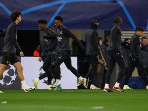 Real Madrid's players including Brazilian forward #07 Vinicius Junior (C) and French defender #18 Aurelien Tchouameni (2nd L) warm up during a training session on February 12, 2024, on the eve of the UEFA Champions League round of 16, first-leg football match between RB Leipzig and Real Madrid CF in Leipzig, eastern Germany. (Photo by Odd ANDERSEN / AFP)
