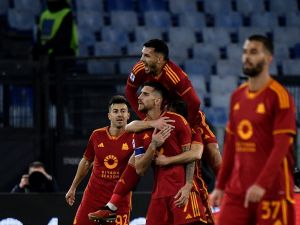 Roma's Italian midfielder #07 Lorenzo Pellegrini celebrates after scoring his team's second goal during the Italian Serie A football match between AS Roma and Hella Verona FC at the Olympic stadium in Rome on January 20, 2024. (Photo by Filippo MONTEFORTE / AFP)