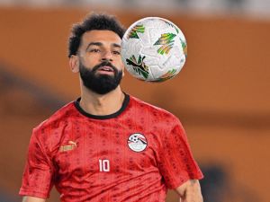Egypt's forward #10 Mohamed Salah warms up ahead of the Africa Cup of Nations (CAN) 2024 group B football match between Egypt and Ghana at the Felix Houphouet-Boigny Stadium in Abidjan on January 18, 2024. (Photo by Issouf SANOGO / AFP)