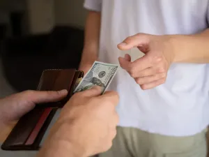 تفسير حلم إعطاء المال لشخص معروف للعزباء والمتزوجة
