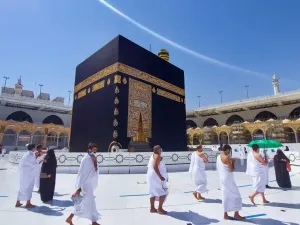 تفسير حلم العمرة لشخص آخر للمتزوجة وللعزباء وللمطلقة