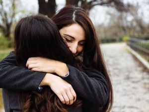 تفسير حلم شخص يحضنك ويبوسك لكبار المفسرين