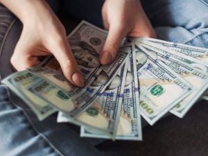 تفسير حلم شخص يعطيني نقود ورقية للعزباء