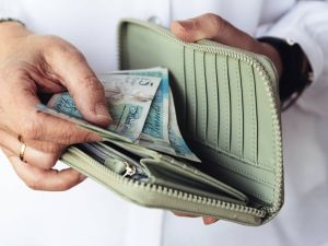 تفسير رؤية المال الورق في المنام لابن سيرين ودلالاته