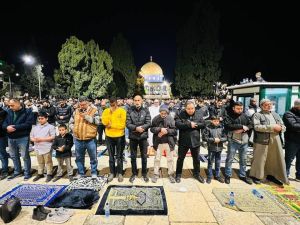 جموع المصلين تؤدي صلاتي العشاء والتراويح