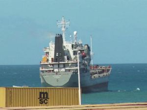 سفينة تبحر شرق الصومال