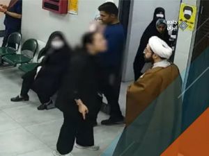معمم يحاول تصوير سيدة متبرجة في ايران