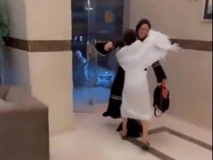 أم تلتقي أبنائها في مكة بعد 11 عاما من الفراق