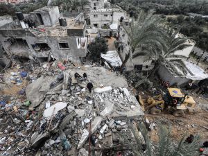 قوات الاحتلال تقصف منزلا في دير البلح -(وفا)