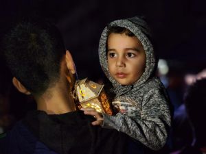 رغم الظروف القاهرة طفل في رفح يحرص على الاحتفاء بشهر رمضان - (البوابة)