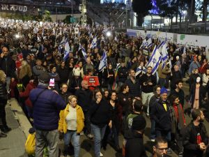Israelis continue to protest calling for Netanyahu's removal