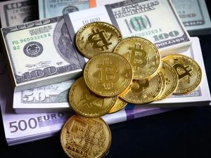 البتكوين على رزمة من الدولارات 