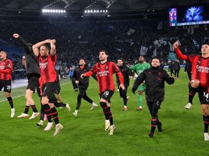 Milan's players celebrate after winning the Italian Serie A football match between Lazio and AC Milan on March 01, 2024 at the Olympic stadium in Rome. (Photo by Alberto PIZZOLI / AFP)