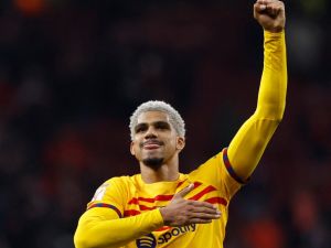 Barcelona's Uruguayan defender #04 Ronald Araujo celebrates his team's victory after the Spanish league football match between Club Atletico de Madrid and FC Barcelona at the Metropolitano stadium in Madrid on March 17, 2024. (Photo by OSCAR DEL POZO / AFP)