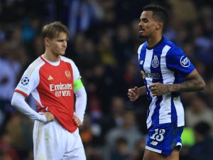 Arsenal's Norwegian midfielder #08 Martin Odegaard (L) reacts next to FC Porto's Brazilian midfielder #13 Wenderson Galeno during the UEFA Champions League last 16 first leg football match between FC Porto and Arsenal FC at the Dragao stadium in Porto on February 21, 2024. (Photo by PATRICIA DE MELO MOREIRA / AFP)