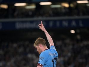 Manchester City's Belgian midfielder #17 Kevin De Bruyne signals before coming off injured during the UEFA Champions League final football match between Inter Milan and Manchester City at the Ataturk Olympic Stadium in Istanbul, on June 10, 2023. (Photo by OZAN KOSE / AFP)
