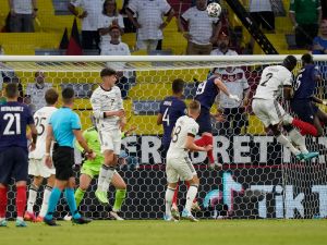 France's midfielder Paul Pogba (R) vies for the header with Germany's defender Antonio Ruediger (2nd-R) during the UEFA EURO 2020 Group F football match between France and Germany at the Allianz Arena in Munich on June 15, 2021. / AFP / POOL / Matthias Schrader
