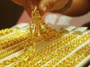 تعتبر البنوك المركزية في العالم في العادة تخزين الذهب خلال فترات التوتر السياسي كملجأ آمن