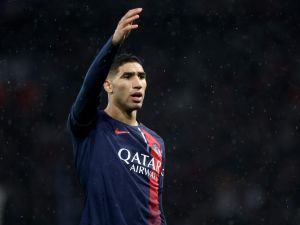 Paris Saint-Germain's Moroccan defender #02 Achraf Hakimi reacts during the French L1 football match between Rennes and Paris Saint-Germain (PSG) at the Parc des Princes stadium in Paris on February 25, 2024. (Photo by FRANCK FIFE / AFP)