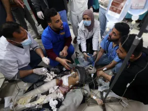 تستمر قوات الاحتلال في محاصرة مجمع الشفاء الطبي في مدينة غزة، مهددة المحاصرين داخله بالنسف
