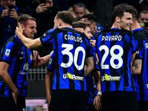 Inter Milan's Italian midfielder #16 Davide Frattesi (L) celebrates with teammates after scoring his team's fourth goal during the Italian Serie A football match between Inter Milan and Atalanta in Milan, on February 28, 2024. (Photo by Piero CRUCIATTI / AFP)