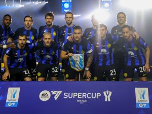 Inter Milan's players pose for a picture ahead of the Italian Super Cup final football match between Napoli and Inter Milan at Al-Awwal Park Stadium in Riyadh, on January 22, 2024. (Photo by Fayez NURELDINE / AFP)