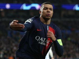 Paris Saint-Germain's French forward #07 Kylian Mbappe celebrates his team's second goal during the UEFA Champions League last 16 second leg football match between Real Sociedad and Paris Saint-Germain (PSG) at the Anoeta stadium in San Sebastian on March 5, 2024. (Photo by FRANCK FIFE / AFP)