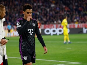 Bayern Munich's German midfielder #42 Jamal Musiala (R) receives medical attention after sustaining an injury during the UEFA Champions League Group A football match between FC Bayern Munich and Galatasaray AS in Munich, southern Germany on November 8, 2023. (Photo by MICHAELA REHLE / AFP)