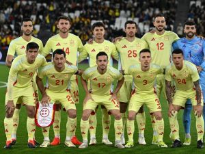 Spain's players pose for a group picture before the international friendly football match between Spain and Colombia at The London Stadium in east London on March 22, 2024. (Photo by Ben Stansall / AFP)