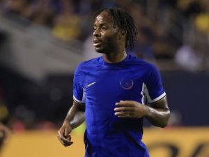 Raheem Sterling #17 of Chelsea FC looks on during the pre-season friendly match Borussia Dortmund at Soldier Field on August 02, 2023 in Chicago, Illinois. Justin Casterline/Getty Images/AFP (Photo by Justin Casterline / GETTY IMAGES NORTH AMERICA / Getty Images via AFP)