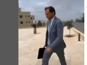 السفير الالماني مهرولا الى بوابةالجامعة