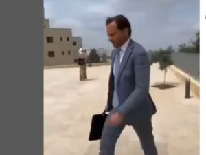 السفير الالماني مهرولا الى بوابةالجامعة
