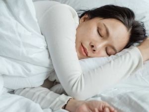 تفسير حلم امرأة تنام في فراشي مع زوجي