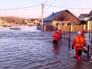 Dam collapse submerges neighborhoods in Russia