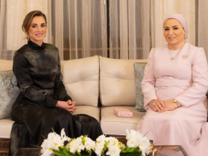 الملكة رانيا تخطف الأنظار بفستان من مصمم برتغالي وما سر زهرة اللوتس في طلتها