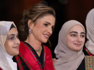 ثوب الملكة رانيا استثنائي للغاية اليوم خلال إستضافتها إفطار رمضان سيدات جرش