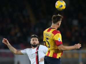AC Milan's French forward #09 Olivier Giroud (L) fights for the ball with Lecce's Croatian defender #05 Marin Pongracic during the Italian Serie A football match between Lecce and AC Milan at the Ettore Giardiniero stadium in Lecce, on November 11, 2023. (Photo by Carlo Hermann / AFP)