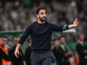Sporting's coach Ruben Amorim gestures during the Portuguese League football match between Sporting CP and SL Benfica at the Jose Alvalade stadium in Lisbon on April 6, 2024. (Photo by PATRICIA DE MELO MOREIRA / AFP)